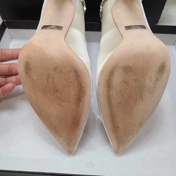SOLD - - Badgley Mischka "Gorgeous" heels/Pumps Colour Ivory Size 6 - Picture 15 of 15